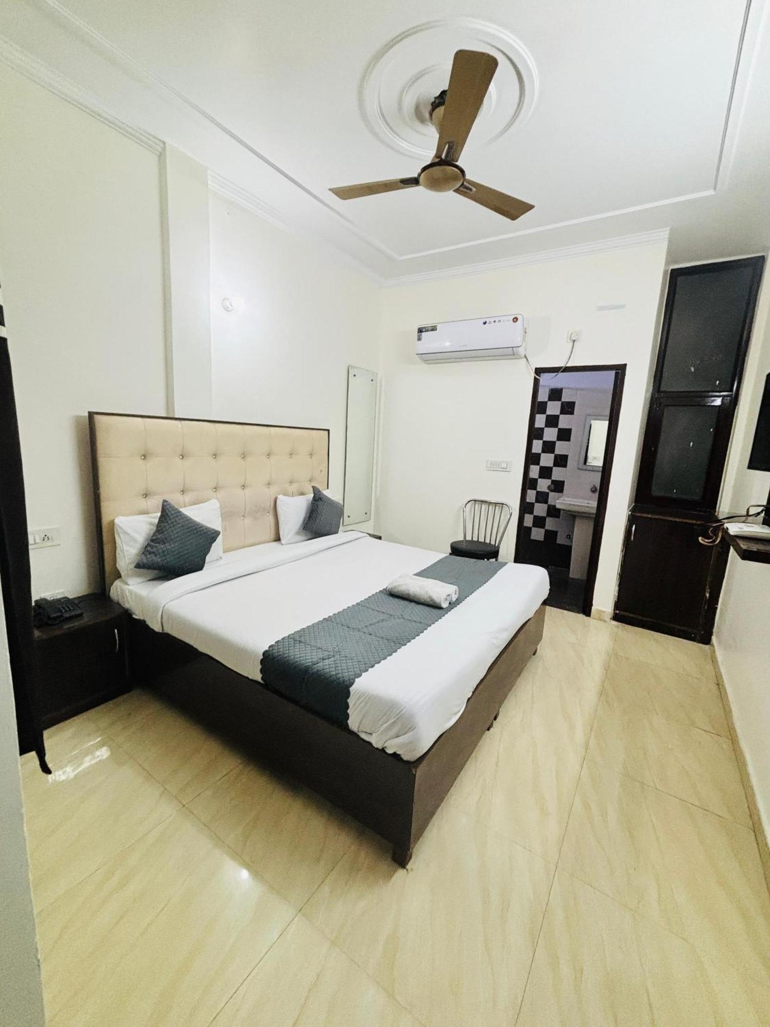 Hotel Kb Square Near Chandigarh Railway Station 部屋 写真