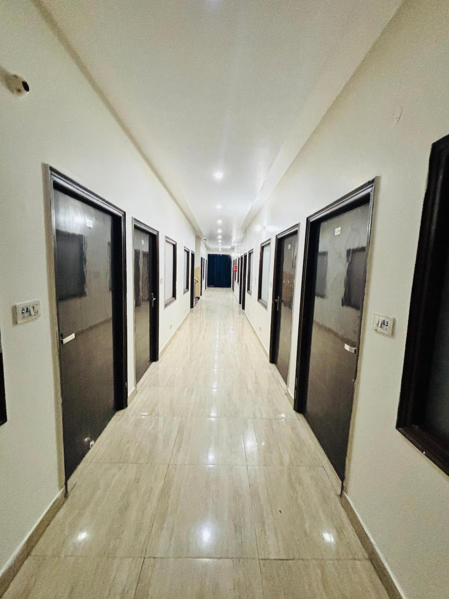 Hotel Kb Square Near Chandigarh Railway Station 部屋 写真