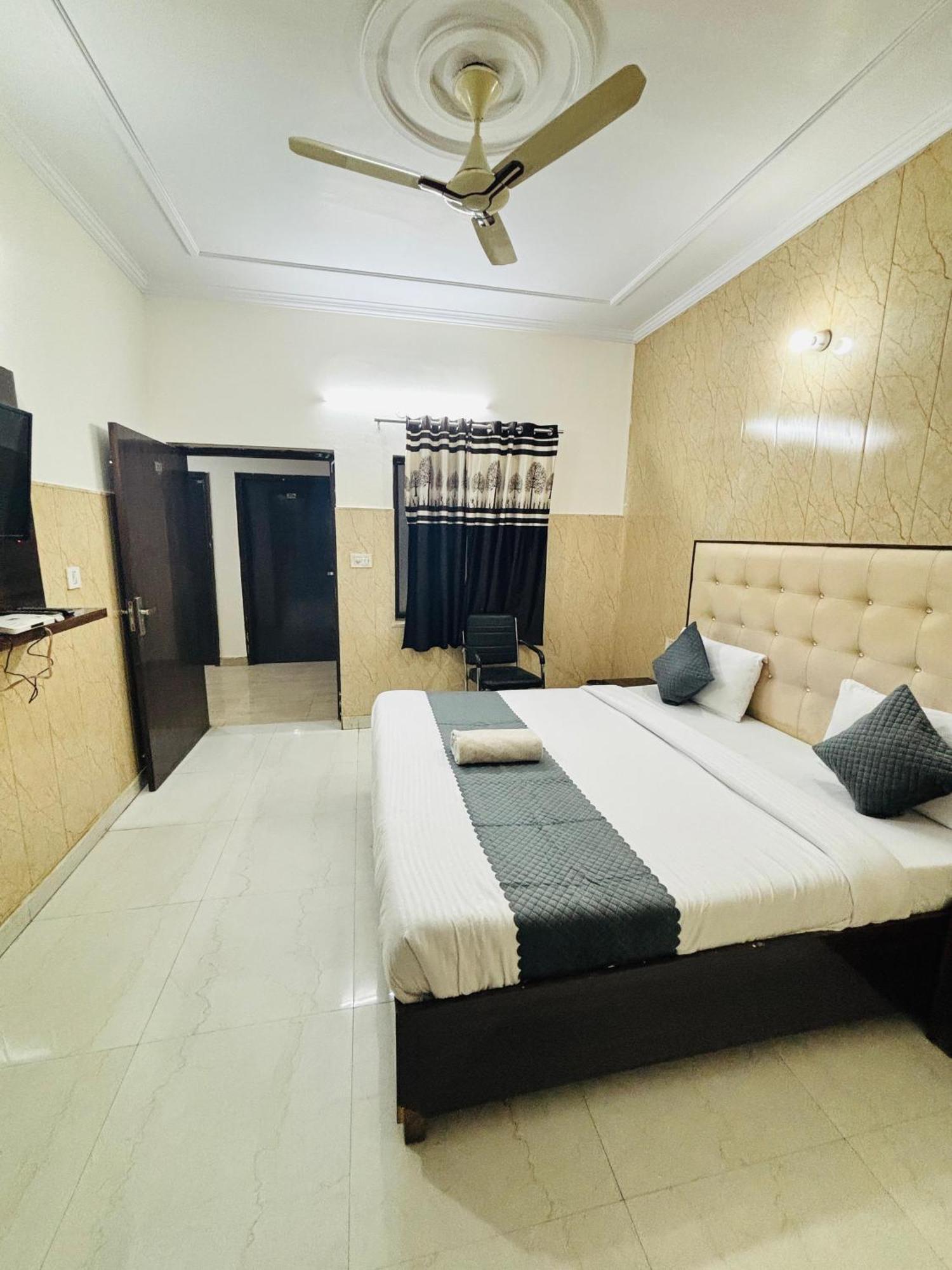 Hotel Kb Square Near Chandigarh Railway Station 部屋 写真